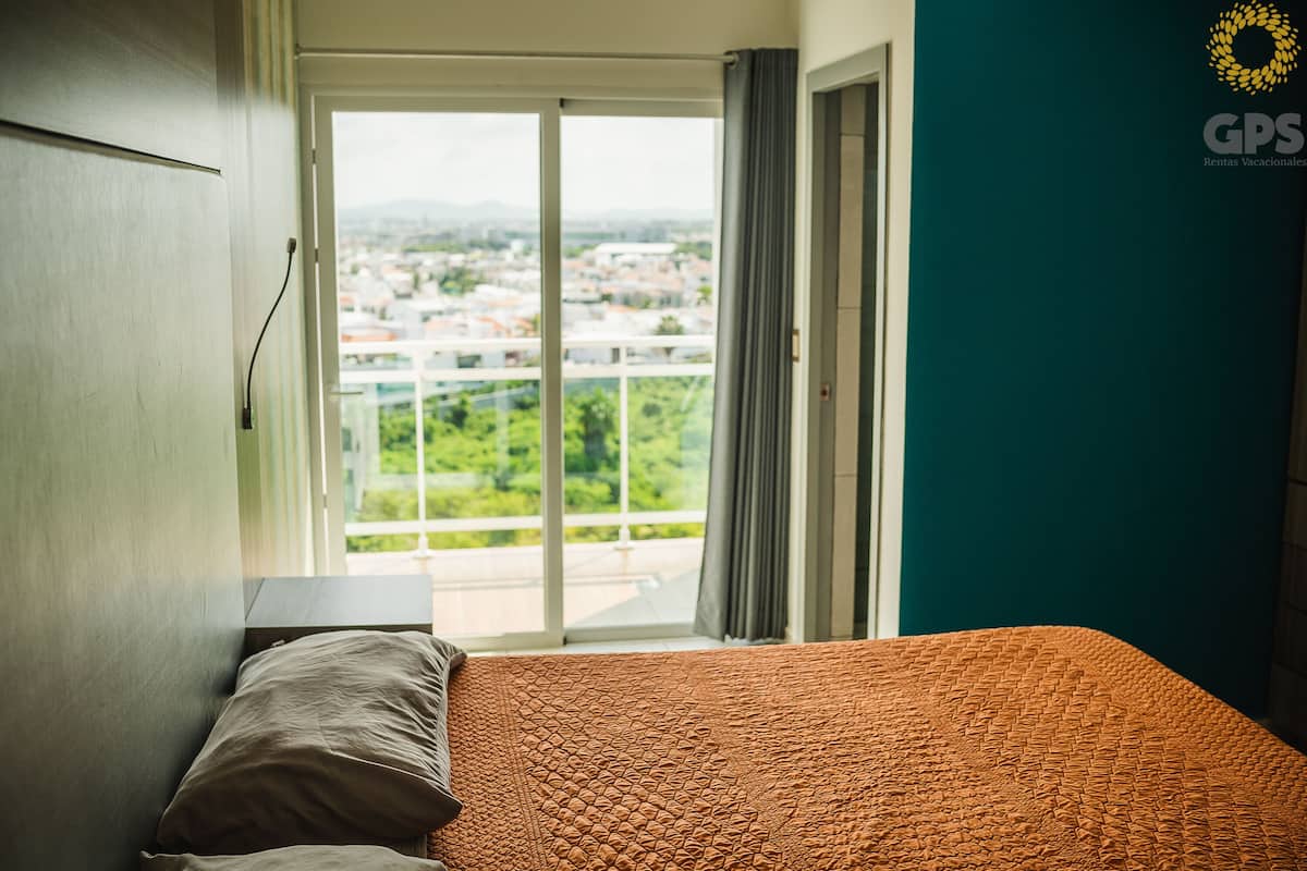 Comfort Room | Premium bedding, down comforters, laptop workspace, free WiFi