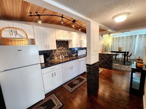 ثلاجة، ميكروويف، فرن، موقد طهي مسطح