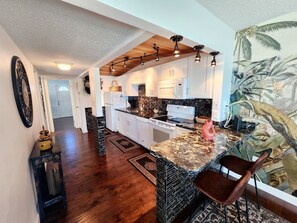 ثلاجة، ميكروويف، فرن�، موقد طهي مسطح