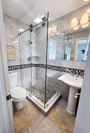 淋浴设施、吹风机、毛巾