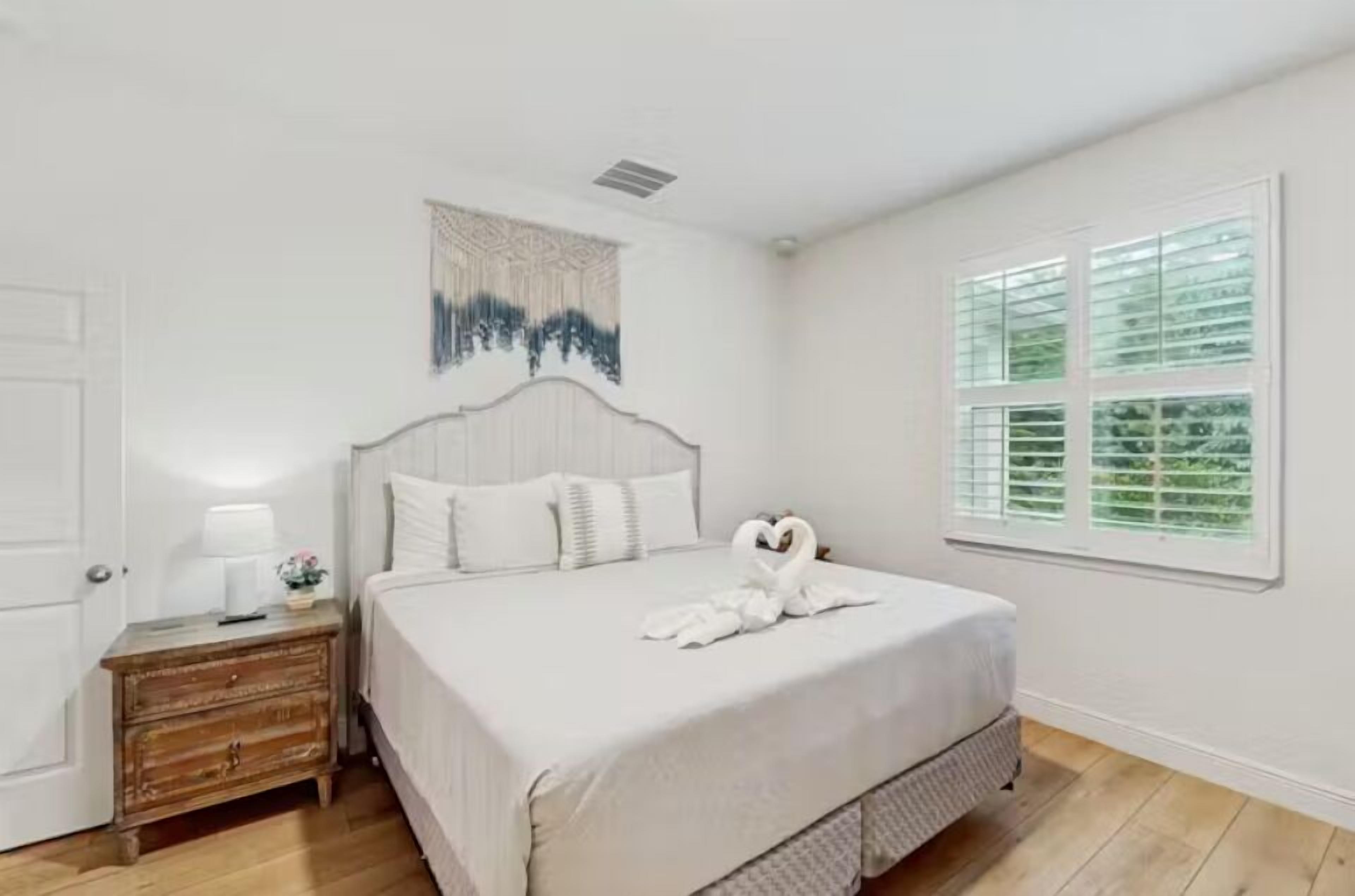 3 bedrooms, desk, iron/ironing board, free WiFi