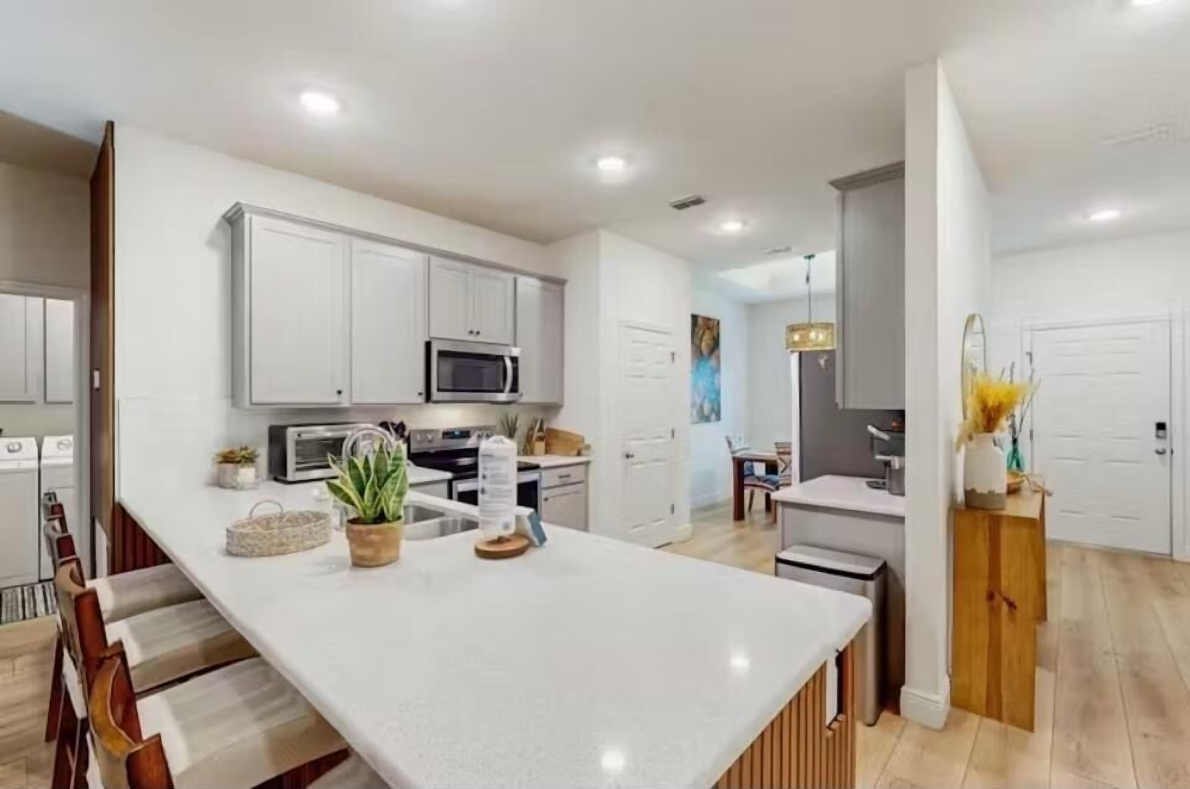 冷蔵庫、電子レンジ、オーブン、コンロ