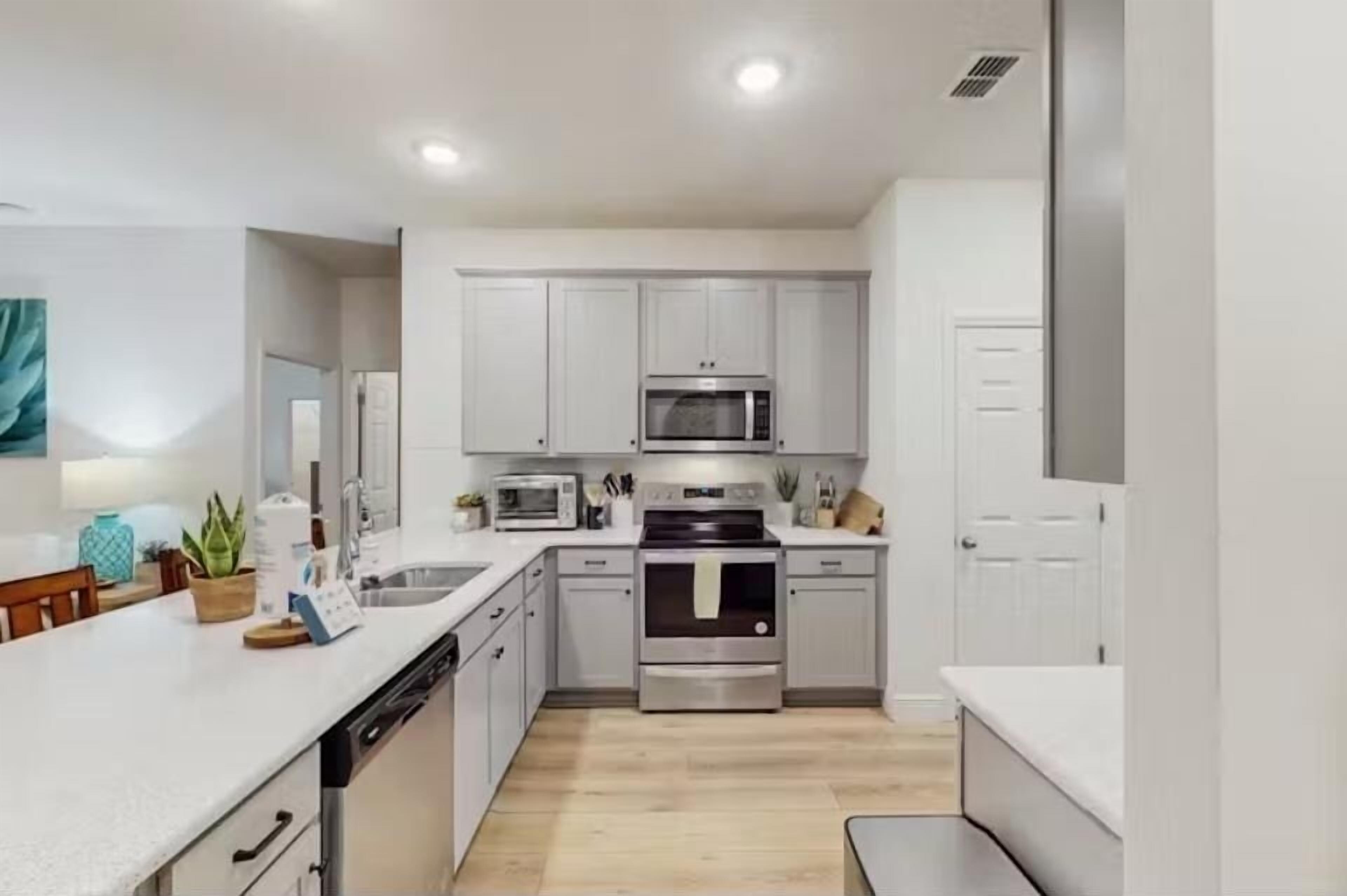 冷蔵庫、電子レンジ、オーブン、コンロ