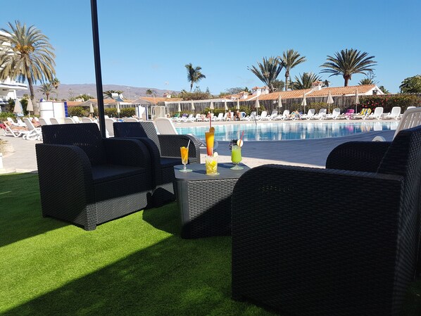 Una piscina al aire libre