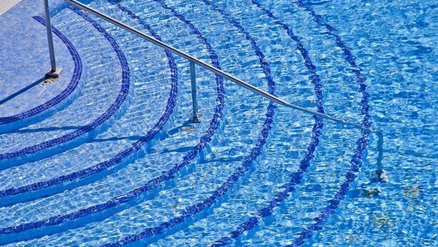 A swimming pool with clear blue water and a metal ladder. - Tamaran (San Bartolomé de Tirajana)