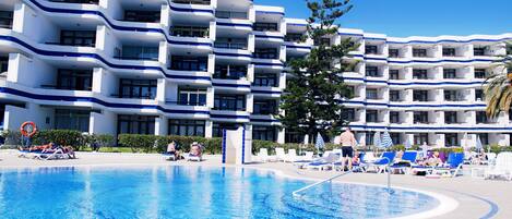 Hồ bơi ngoài trời