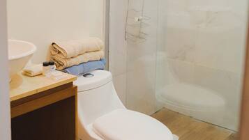 Soho 4, lindo depa a 2 min de malecon | Baño | Regadera, secadora de cabello, toallas, jabón