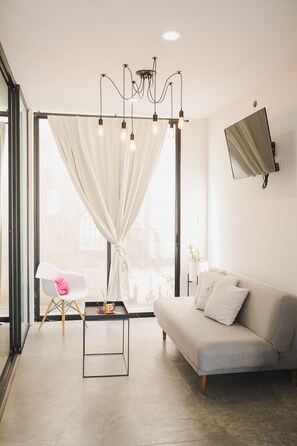 Soho 9, lindo depa a 2 min de malecon | Área de sala de estar | Televisión de plasma de 50 pulgadas con canales digitales y televisión 