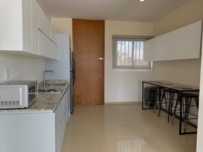 Loft Confort | Cocina privada | Refrigerador con congelador, microondas y licuadora 