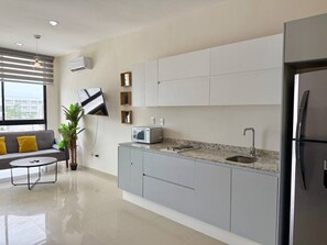 Loft Confort | Cocina privada | Refrigerador con congelador, microondas y licuadora 