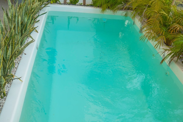 Una piscina al aire libre