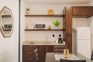 Refrigerador con freezer, microondas, licuadora, utensilios de cocina