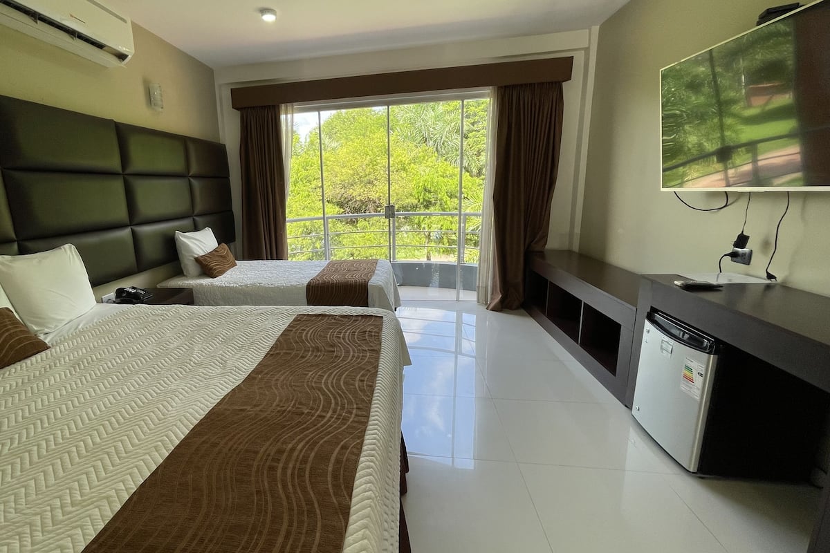 Escritorio, espacio para trabajar con laptop y ropa de cama