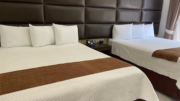 Studio Suite Deluxe | Bàn, khu vực làm việc phù hợp cho laptop, bộ trải giường