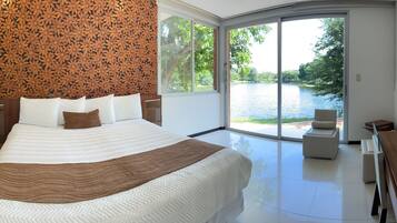 Classic Studio Suite | Desk, laptop workspace, bed sheets