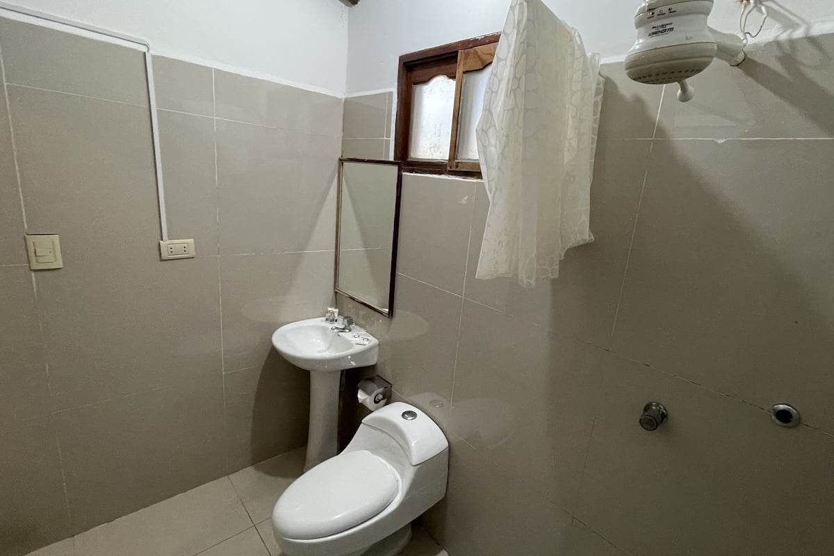 Habitación tradicional doble | Baño | Ducha, cabezal de ducha tipo lluvia, secador de pelo y jabón