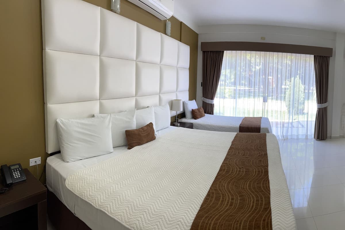 Suite estudio superior | Escritorio, espacio para trabajar con laptop y ropa de cama