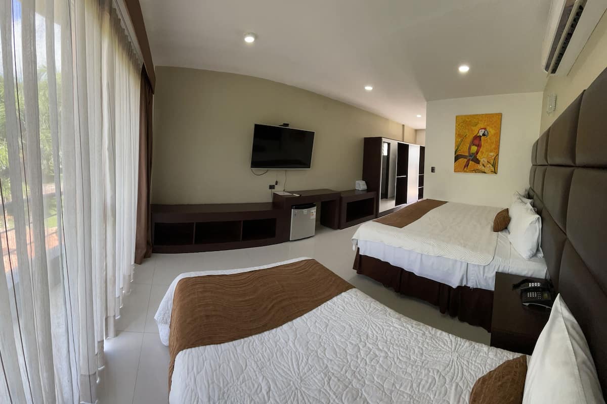 Suite estudio familiar | Escritorio, espacio para trabajar con un portátil, ropa de cama