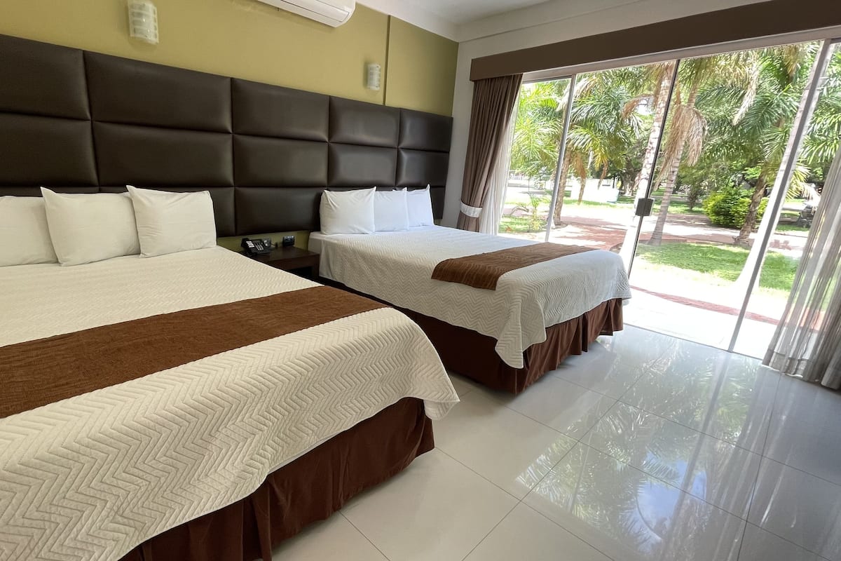 Suite estudio Deluxe | Escritorio, espacio para trabajar con laptop y ropa de cama