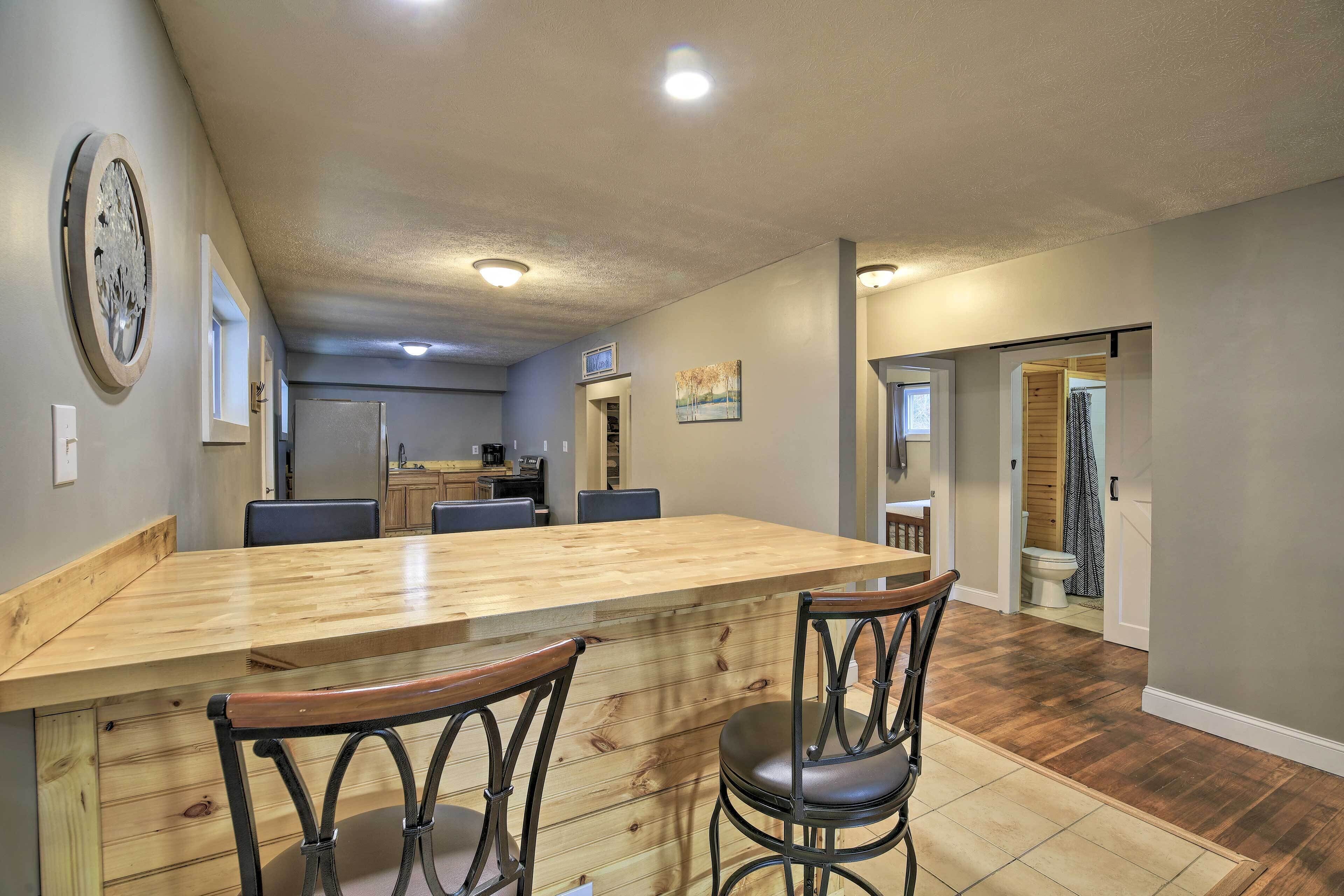 Réfrigérateur, micro-ondes, plaque de cuisson, lave-vaisselle
