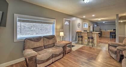 Mullens Cabin w/ Gas Grill & Mountain Views!