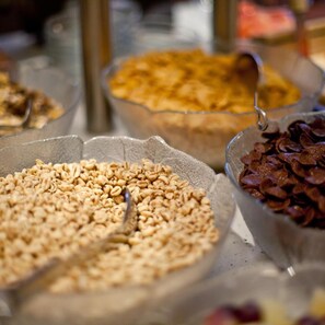 Diverse soorten eten in kommen, zoals granen en gedroogd fruit.