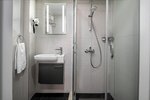 Shower, rainfall showerhead, hair dryer, slippers - Istanbul Efes Hotel (Istanbul)
