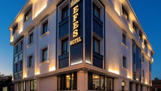 Un hotel de varios pisos con un letrero destacado que dice "Efes Hotel".