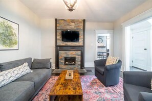 Living area - Charming Home in Convenient Central Location! (Columbus)