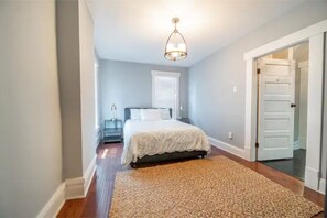 4 bedrooms, WiFi - Charming Home in Convenient Central Location! (Columbus)