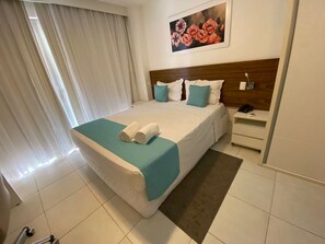 1 dormitori, caixa forta a l'habitació i planxa i posts de planxar 