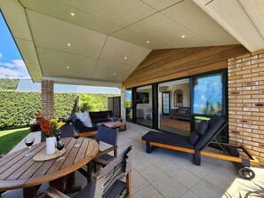 Outdoor dining - Hahei Garden Sanctuary, Hahei Garden Sanctuary (Hahei)