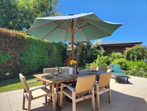 Outdoor dining - Hahei Garden Sanctuary, Hahei Garden Sanctuary (Hahei)