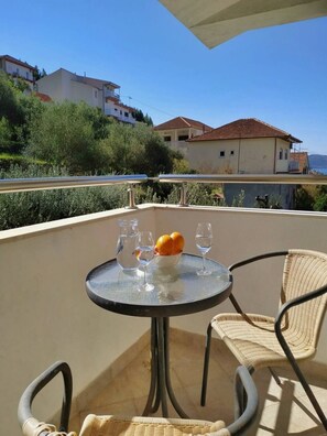 Outdoor dining - Apartments Franicevic - Superior One Bedroom Apartment with Balcony (Jesenice)