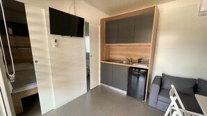A compact living space with a kitchenette, a dining area, and a seating area. - D&I mobile home - Mobile Home with Terrace (Privlaka)