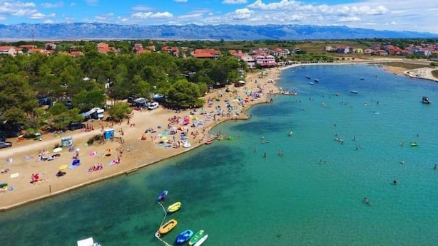 A coastal area with a beach, boats, and a mountainous backdrop. - D&I mobile home - Mobile Home with Terrace (Privlaka)