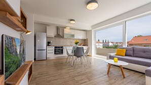 Ein modernes Apartment mit Küche, Essbereich und Wohnzimmer.