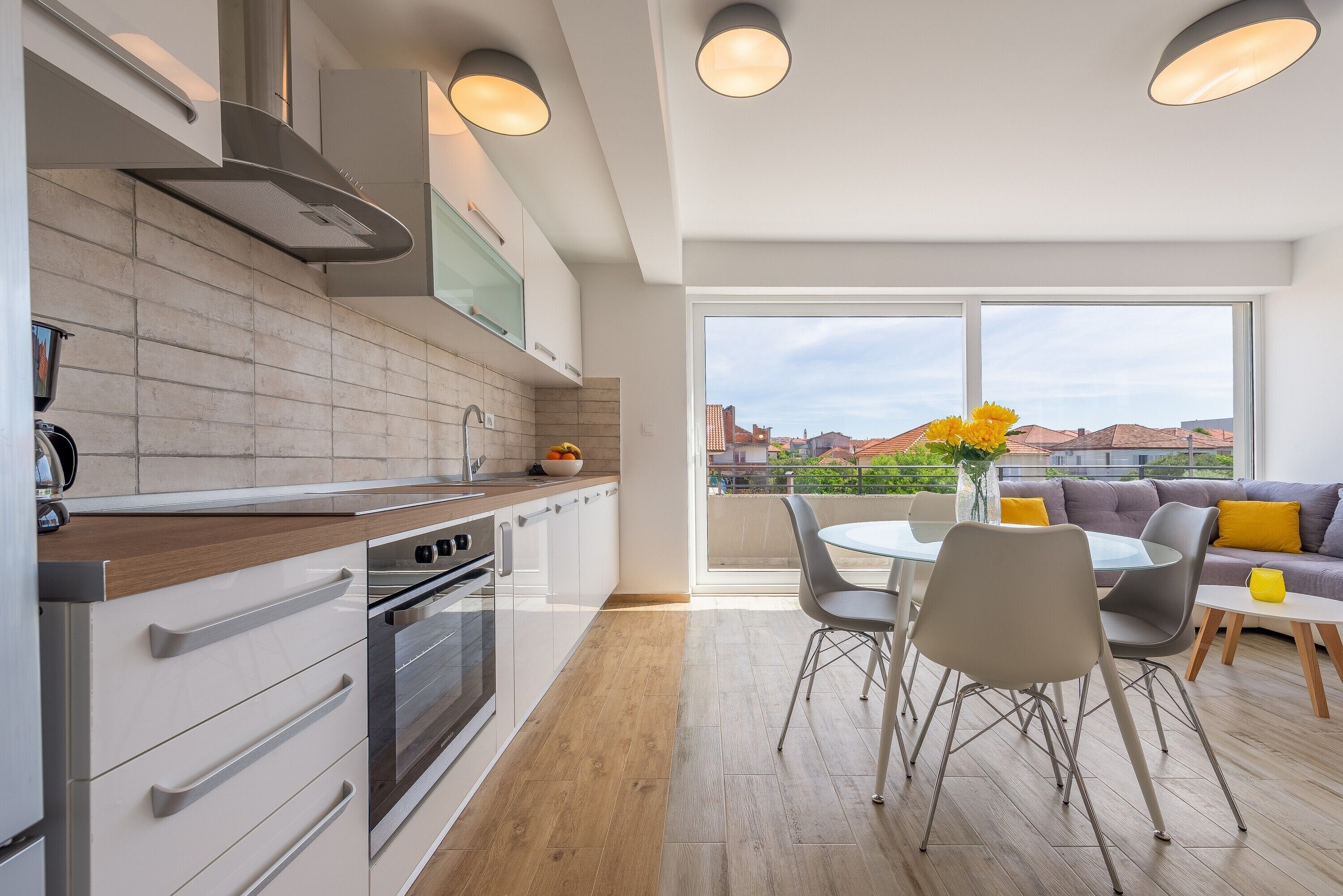 Réfrigérateur, four à micro-ondes, un four, surface de cuisson