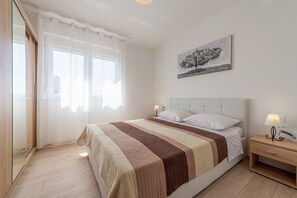 2 bedrooms, iron/ironing board, WiFi, bed sheets