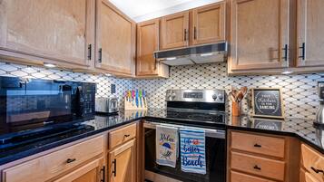 Kylskåp, mikrovågsugn, ugn och spishäll