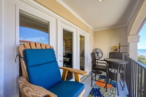 Outdoor dining - Elegant Beach Escape, Warm, Comfy Cozy, Family fun, Massage Chair, Retro Games (North Topsail Beach)