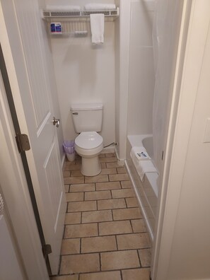 Quarto duplo | Banheiro | Chuveiro/banheira combinados, toalhas de banho, sabonete, shampoo