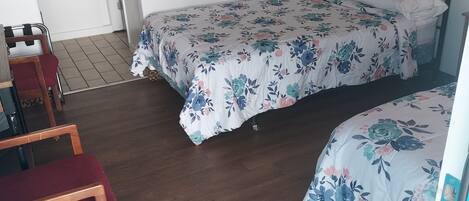 Zweibettzimmer | Schreibtisch, laptopgeeigneter Arbeitsplatz, kostenloses WLAN