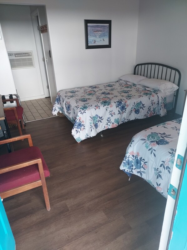 Quarto duplo | Escrivaninha, espaço de trabalho para notebook, Wi-Fi de cortesia