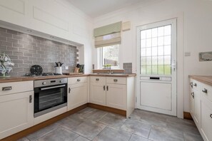 Cottage, Multiple Beds | Private kitchen | Fridge, microwave, oven, stovetop - Heavenly Heather Cottage (Crieff)