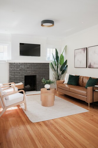 Stylish Family/Pet Friendly Cottage in Coveted Clark Park with Fenced In Yard 