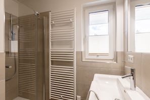 Shower, towels - Chalet with 3 Bedrooms and sauna (Turrach)