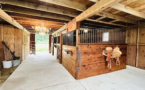 Interior - Log Cabin Farm & Gathering Space on 11Preserved Acres for your Serene Getaway (Pipersville)