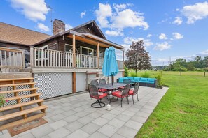 Outdoor dining - Log Cabin Farm & Gathering Space on 11Preserved Acres for your Serene Getaway (Pipersville)