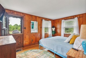 4 bedrooms, travel cot, WiFi, bed sheets - Log Cabin Farm & Gathering Space on 11Preserved Acres for your Serene Getaway (Pipersville)
